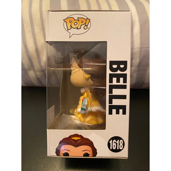Funko Pop Disney: Princess - Belle (Winter Outfit) - Picture 2 of 6